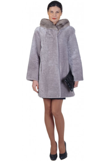 Укороченная шуба-автоледи из мутона с норковой отделкой